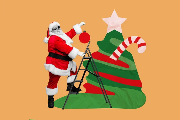 Collage Bild Von Flippigen Großvater Weihnachtsmann Klettern Leiter Hängende Christbaumkugel — Stockfoto