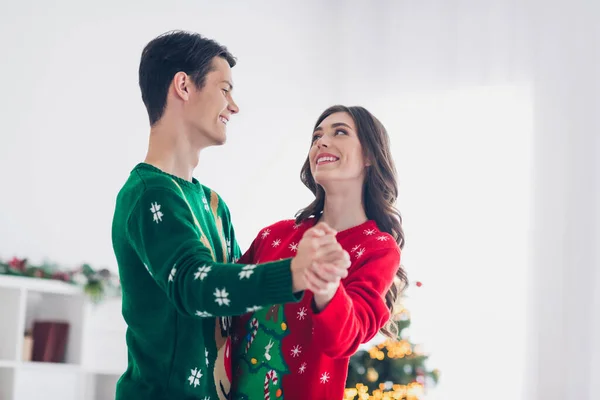 2人の若い学生の肖像写真は醜いセーターの手を一緒に屋内でモミの木の近くで凍るクリスマススピリットダンス音楽リズムを楽しむ — ストック写真
