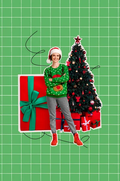 纵横拼贴的快乐小女生的照片交叉双臂大礼品盒装饰圣诞树隔离在绿色格子背景下 — 图库照片