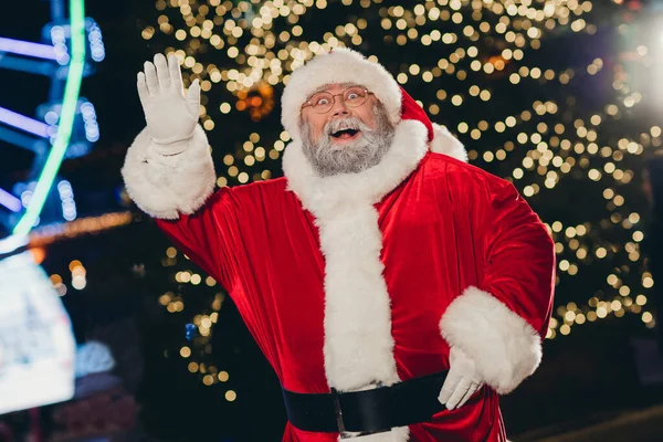 Zdjęcie Podekscytowany Funky Santa Claus Ręka Machanie Gratulacje Nowyrok Wieczorem — Zdjęcie stockowe