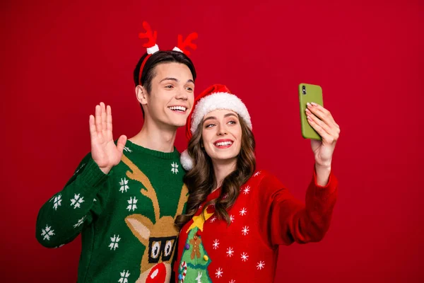 Photo Two Funny Partners Hold Telephone Take Selfie Arm Wave — Stock Photo, Image
