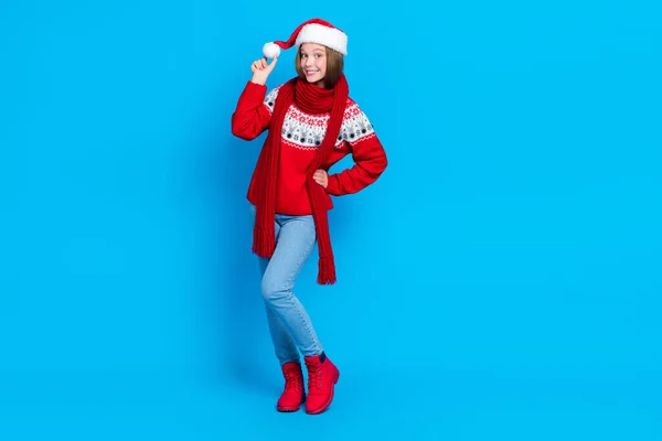 Фотографія Мрійливої Смішної Шкільної Дівчини Одягненої Червоний Різдвяний Орнамент Пуловер — стокове фото
