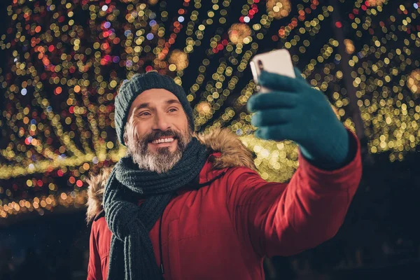 Pozitif Adamın Fotoğrafı Çekilen Selfie Videosunun Adı Şenlikli Atmosfer Sokak — Stok fotoğraf