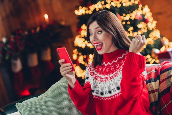 Photo Cheerful Overjoyed Lady Impressed Low Prices Gifts Presents Rejoice — Stock Photo, Image
