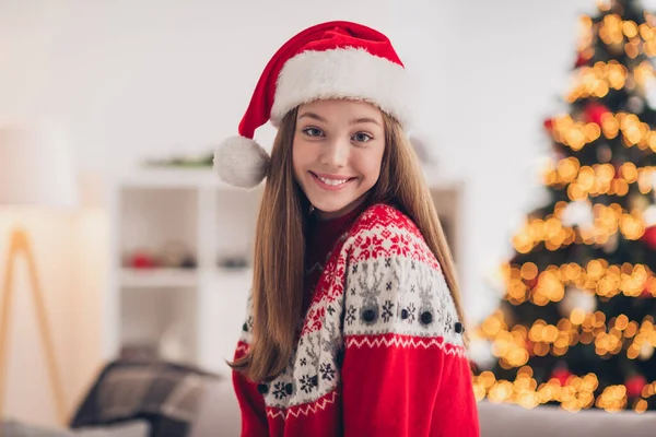 笑顔の美しい甘い人の肖像画は良い気分クリスマスの出現奇跡を屋内で持っています — ストック写真
