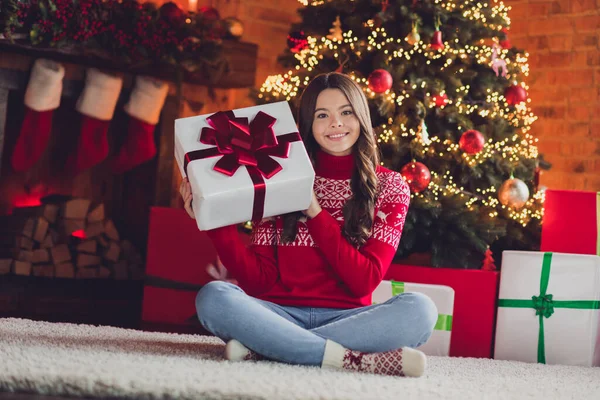 Çok Neşeli Bir Genç Bayanın Fotoğrafı Pofuduk Halı Döşeme Noel — Stok fotoğraf