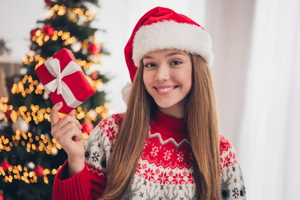 陽気な可愛い女性の写真小さなギフトパッケージのシェア現在のクリスマスの朝は屋内で素敵な時間冬の季節の時間を楽しむ — ストック写真