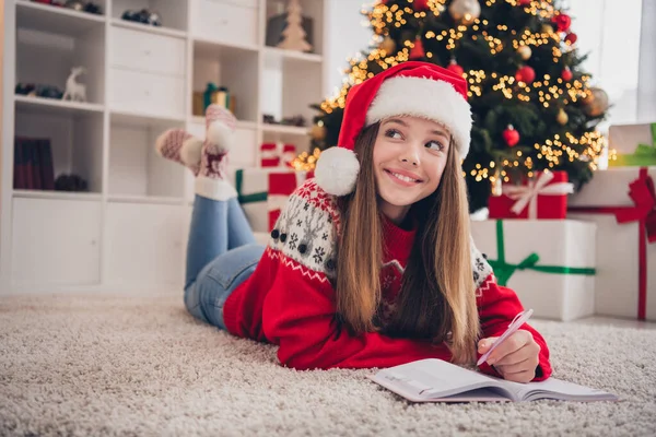 可愛い10代の女の子の写真横にカーペットの床考えて新年プレゼント屋内で時間魔法の季節の奇跡の部屋の家をお楽しみください — ストック写真