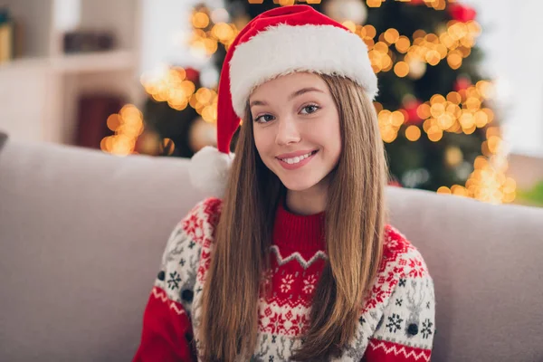 Retrato Adorável Menina Pacífica Toothy Radiante Sorriso Sentado Sofá Desfrutar — Fotografia de Stock