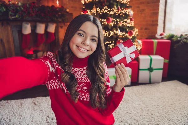 Güzel Pozitif Bayan Kolunun Fotoğrafı Küçük Paketi Tut Takipçilere Noel — Stok fotoğraf