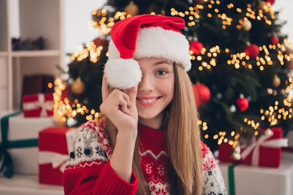 白い毛皮のポンポンを隠す目を示すかなり肯定的な女性の写真は 屋内でクリスマスの朝居心地の良い部屋奇跡の時間の家をお楽しみください — ストック写真