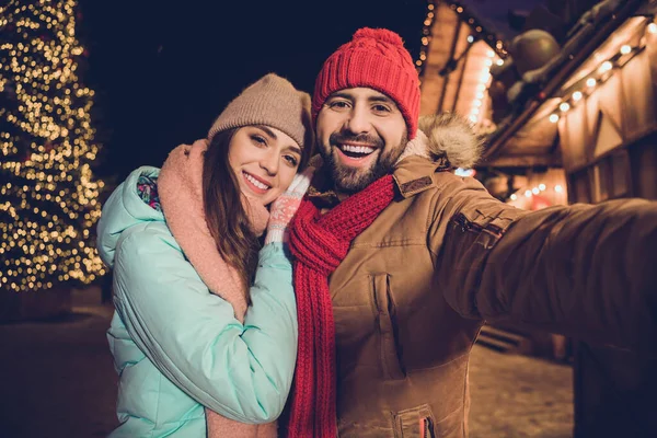 Foto Positivo Bonito Namorada Namorado Tacking Selfie Abraço Andando Livre — Fotografia de Stock