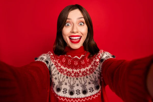Photo Cheerful Astonished Nice Girl Straight Hairstyle Wear Red Sweater — Stock Photo, Image