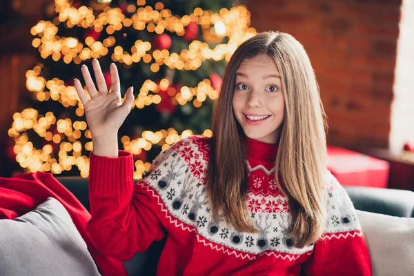 明るい甘い優しい女の子の写真座ってソファ歯の笑顔腕の手のひら手を振っハイガーランドライトクリスマス時間室内 — ストック写真