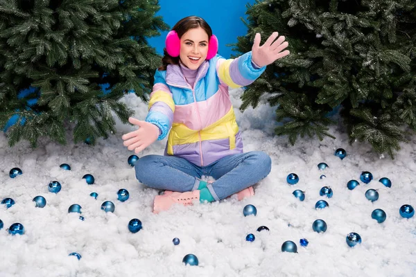 Çekici Heyecanlı Rüzgarlık Giymiş Kar Desenli Kostüm Giymiş Bir Kızın — Stok fotoğraf