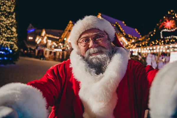 Photo Funky Homme Joyeux Blogueur Porter Santa Claus Costume Démontrer — Photo