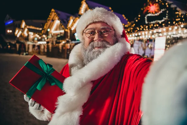 Photo Fairytale Personage Tourist Santa Claus Travel Outdoor Midnight Illuminated — Stock Photo, Image
