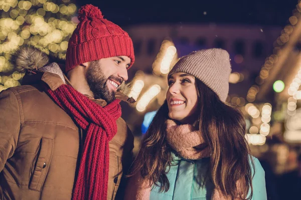 Güzel Aile Fotoğrafı Birbirinize Bakın Yeni Yılda Eşarp Giyin — Stok fotoğraf