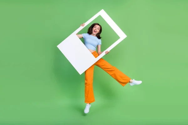 全身像积极满足女士跳手持用绿色背景隔离的相册卡 — 图库照片