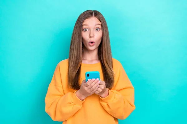 Фотографія Молодої Схвильованої Смішної Дівчинки Підлітка Кинуті Губи Тримають Телефон — стокове фото