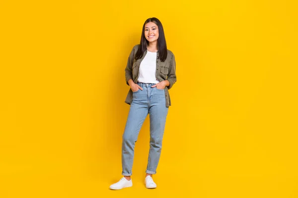 若い笑顔かわいい韓国のビジネス女性のフルボディ長さの写真それ会社の所有者カジュアルな衣装の手のポケットは黄色の色の背景に隔離 — ストック写真