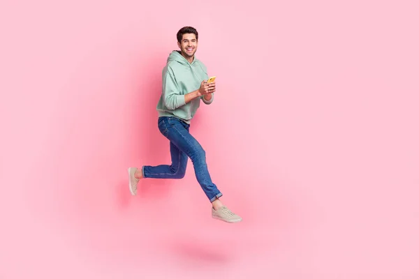 明るい男の子中毒のフル長さの写真ユーザーがスタイリッシュな服を着て行く空のスペース急いでデバイスショップ販売ピンク色の背景に孤立 — ストック写真