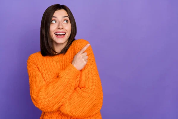 Retrato Positivo Encantador Menina Olhar Direto Dedo Vazio Espaço Promoção — Fotografia de Stock