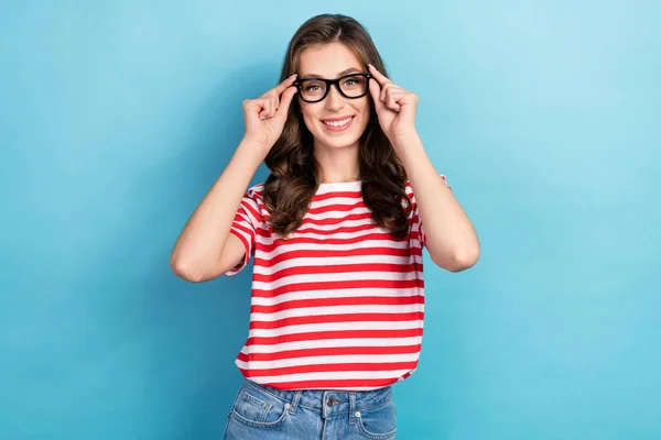 Foto Senhora Muito Adorável Usar Listrado Shirt Braços Óculos Sorrindo — Fotografia de Stock