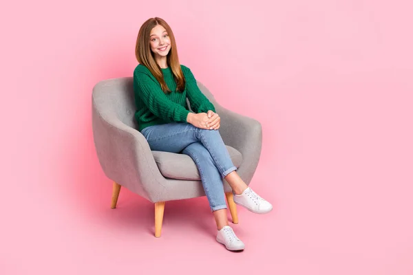 フル長いです写真の甘いです面白いです女の子服ニットプルオーバー座って椅子空のスペース隔離されたピンク色の背景 — ストック写真