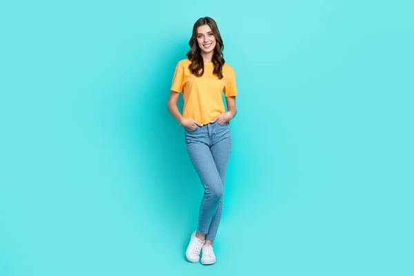 Pełna Długość Zdjęcie Błyszczące Słodkie Lady Nosić Żółty Shirt Stojące — Zdjęcie stockowe