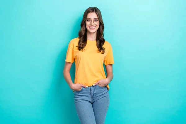 Foto Adorable Señora Bonita Usar Gafas Camiseta Amarilla Sonriendo Fondo — Foto de Stock