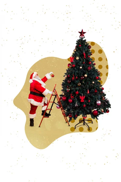 具有创意的抽象模板拼贴滑稽可爱的圣诞老人爬梯装饰圣诞树传统明信片 — 图库照片