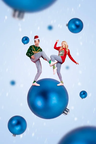 2人の喜びに満ちたクールな人々の垂直コラージュイメージダンスは創造的な背景に隔離された楽しい巨大な木のおもちゃのボールを持っています — ストック写真