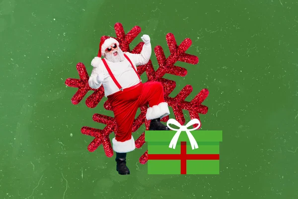 Yaratıcı Kolaj Fotoğrafı Espriden Etkilenen Noel Baba Yumruklarını Yeşil Arka — Stok fotoğraf