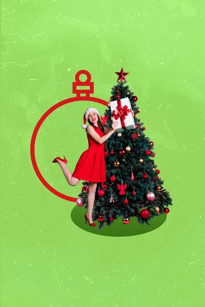 Yeşil Arka Planda Izole Edilmiş Noel Ağacı Altında Bulunan Hediye — Stok fotoğraf