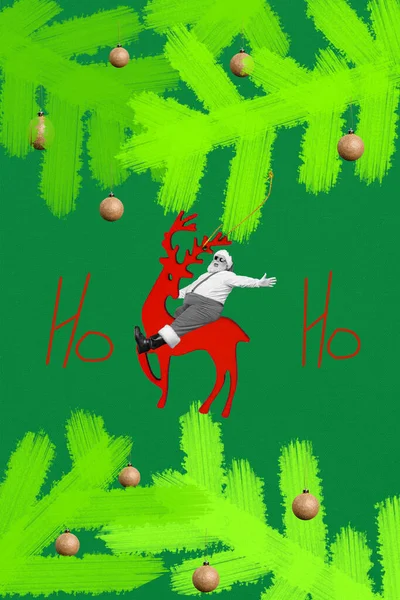 图片说明 滑稽滑稽的圣诞老公公骑鹿人挂冷杉松树独立的图画背景 — 图库照片