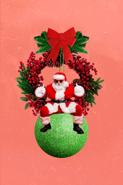 坐在圣诞树上装饰的喜怒无常的圣诞老人的垂直创意拼贴照片显示 大拇指在粉色背景下被孤立起来 — 图库照片