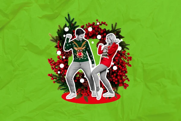 有创意的图片拼贴图片 描绘了一对快乐而积极的情侣女孩在绿彩的背景下 在圣诞花环上跳舞 — 图库照片