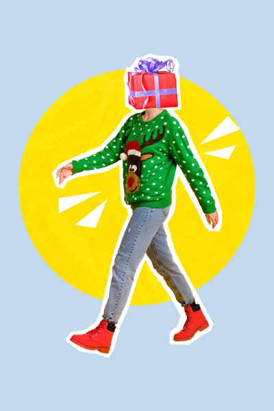 滑稽的步行女孩圣诞礼品盒的垂直拼贴图片 而不是在富有创意的背景下被孤立的头颅 — 图库照片
