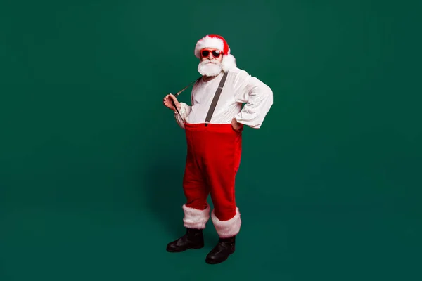 全长身体大小的尼斯平静和平的圣诞老人拉吊杆准备盛宴节日晚会促销折扣隔离红色背景 — 图库照片