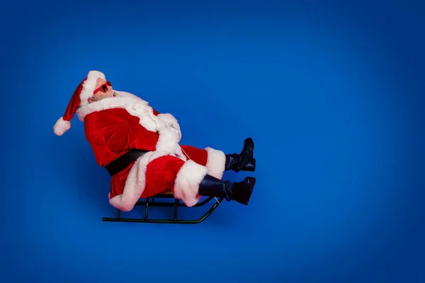사이즈 프로필 썰매를 산타의 사진붉은 배경에 신발을 — 스톡 사진