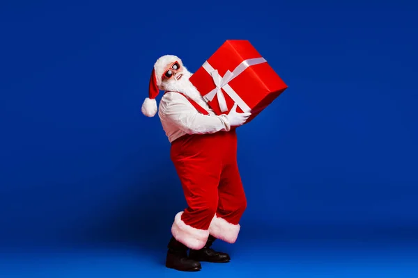 Çekici Noel Baba Sının Vücut Ölçülerinde Büyük Bir Hediye Kutusu — Stok fotoğraf