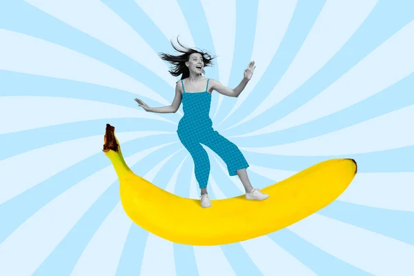 興奮した喜びの女の子の創造的なコラージュイメージ黒白色のガンマライド巨大なバナナは描かれた背景に隔離 — ストック写真
