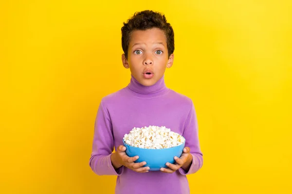 Photo Impressed Schoolchild Arms Hold Popcorn Plate Pouted Lips Unexpected — Stock Photo, Image