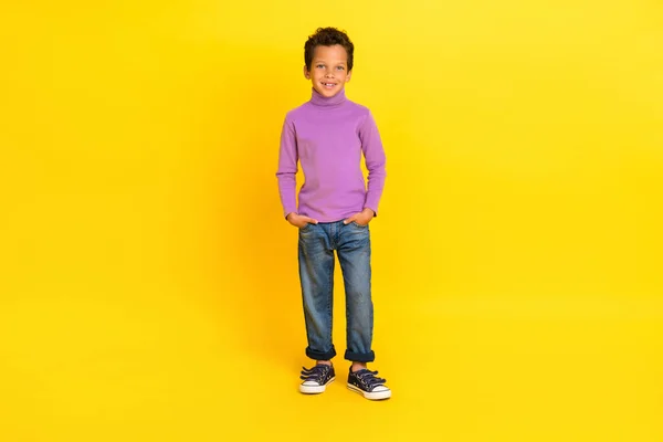 明るいフレンドリーな人のフルサイズの肖像画置く手ポケットおもちゃの笑顔隔離された黄色の色の背景 — ストック写真