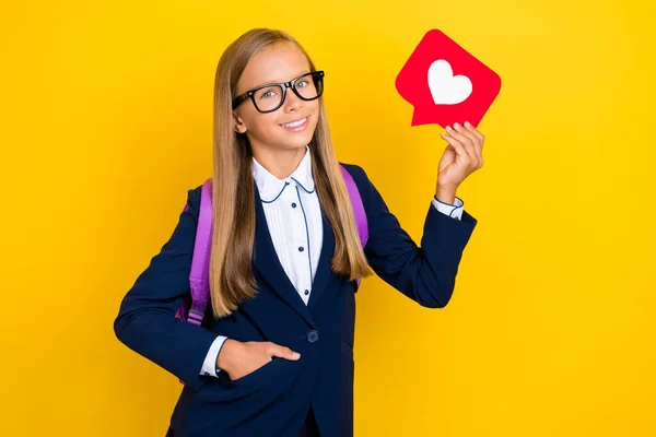 Foto Von Ziemlich Positive Mädchen Tragen Stilvolle Kleidertasche Rote Papierkarte — Stockfoto
