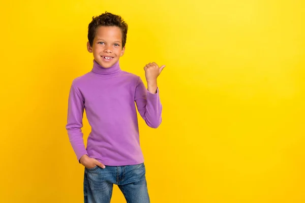 Zdjęcie Portret Uroczy Mały Uczeń Chłopiec Palec Punkt Puste Miejsce — Zdjęcie stockowe