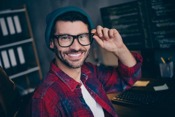 照片上的聪明而快乐的家伙身穿眼镜 笑着黑客攻击网站现代装置室内工作站车间回家 — 图库照片