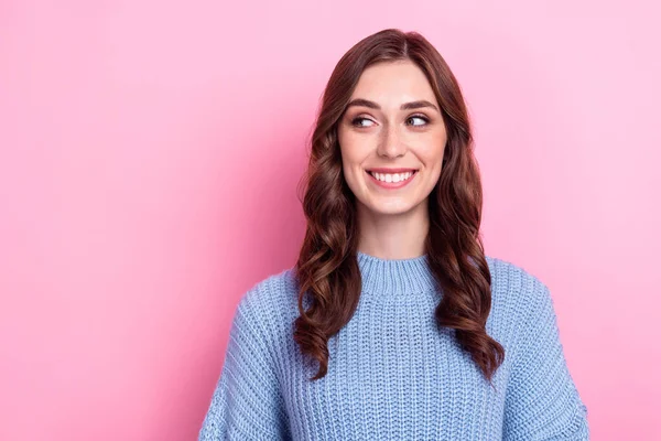 若い楽観的な笑顔の女性の閉鎖写真青ニットジャンパーを着用見て興味を持って取得割引空のスペースピンク色の背景に孤立 — ストック写真