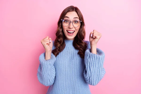 ポジティブな叫びの写真女性マネージャー着用新しい眼鏡拳アップお祝いの給料日ピンク色の背景に隔離 — ストック写真